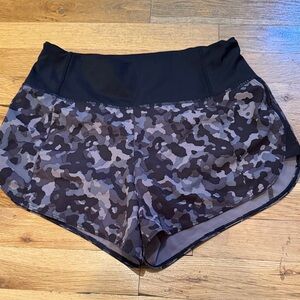 Women's Athleta black and gray lined Camouflage Shorts size xxs great condition